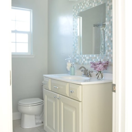 Best Colors to Use in a Small Bathroom - Home Decorating .