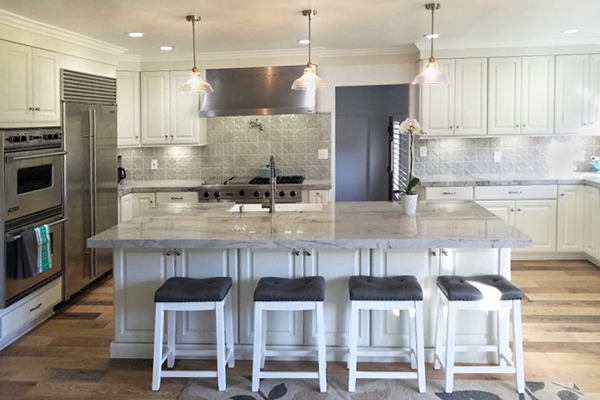 Classic White Kitchen with Spectacular Stora