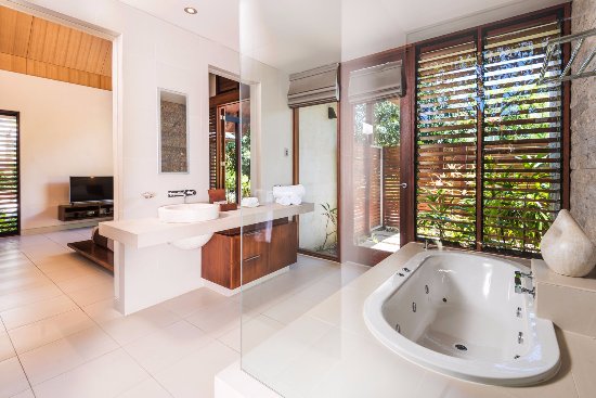 4 Bedroom Deluxe Villa Master Suite Bathroom - Picture of Niramaya .