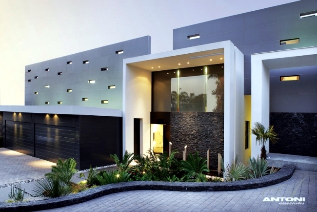 Even a modern dream house with pool of SAOTA and Antoni Associates .