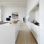 Lejlighed med udsigt over Themsen | White modern kitchen, Wood .