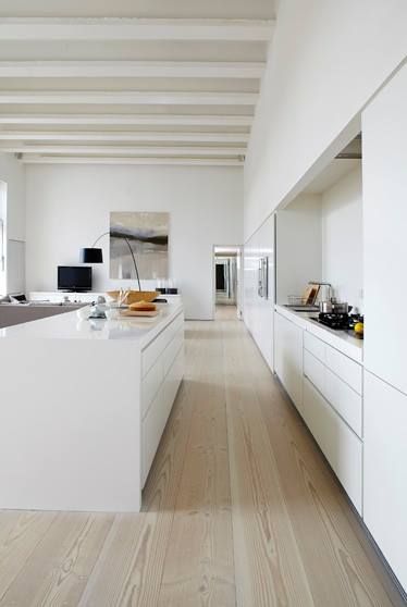 Lejlighed med udsigt over Themsen | White modern kitchen, Wood .