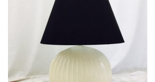 Vintage Mid-Century Modern White Ceramic Table Lamp | Chairi