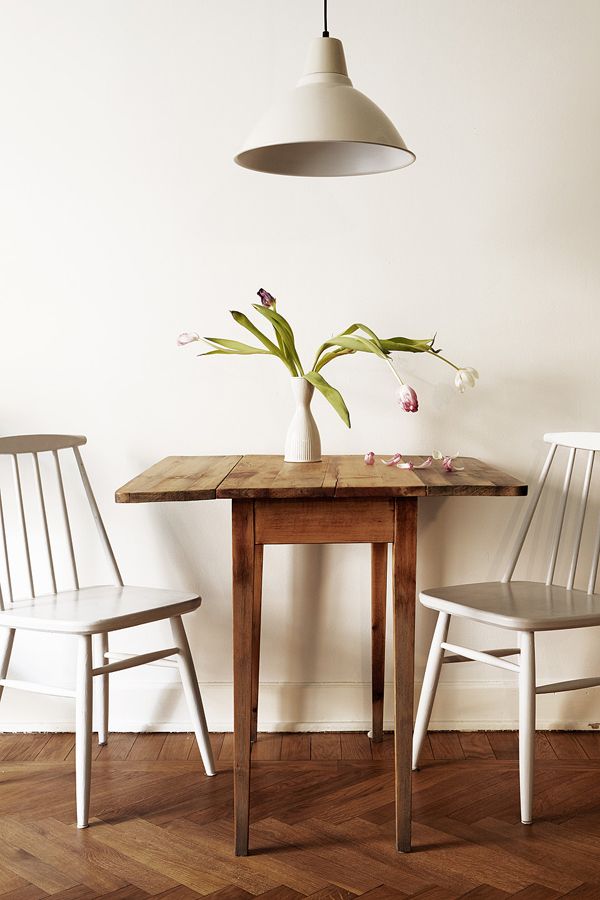 Cozy Morning Nook: The Perfect Breakfast Table and Chairs for Small Spaces