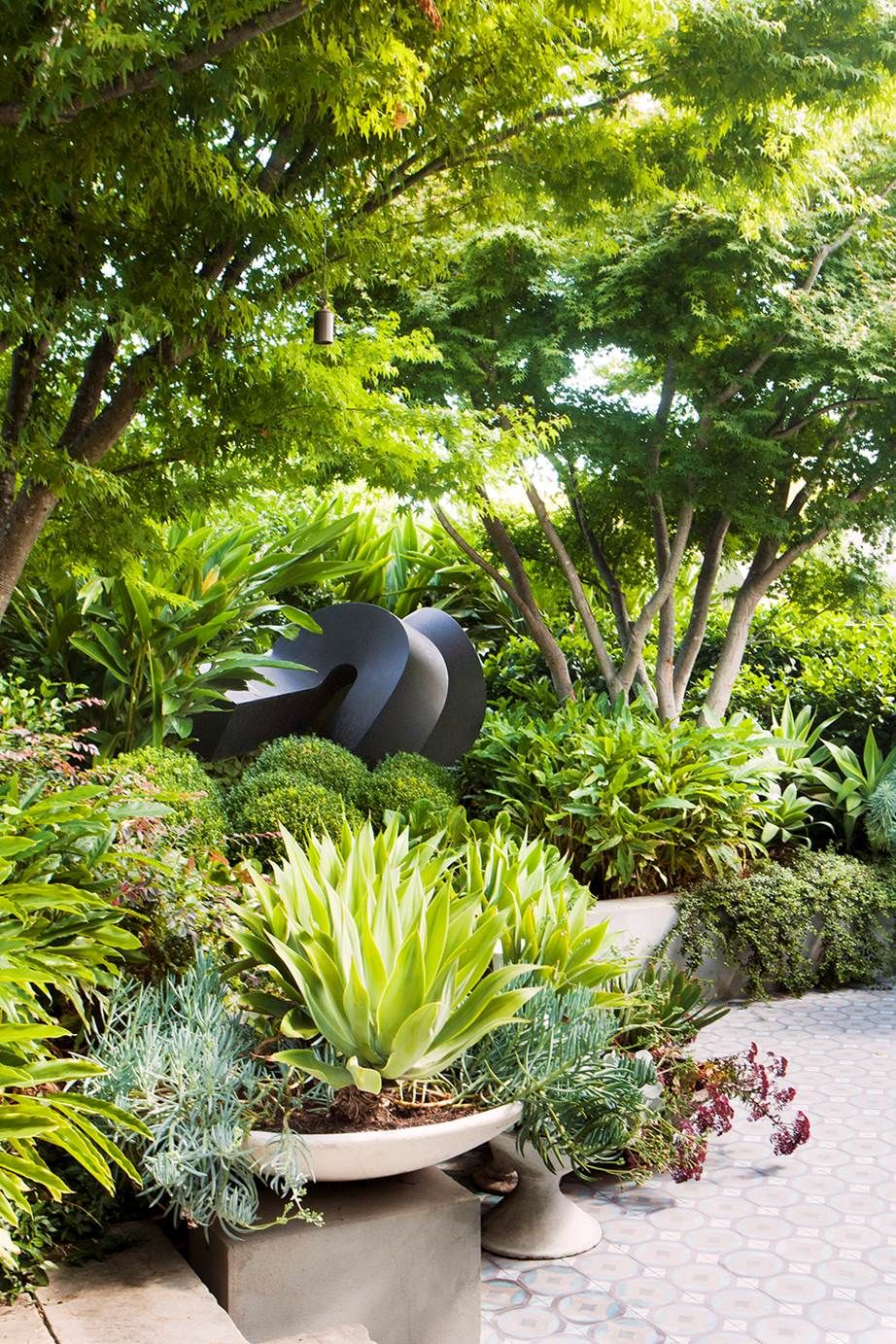 Creating a Stunning Backyard Garden with Beautiful Landscape Design