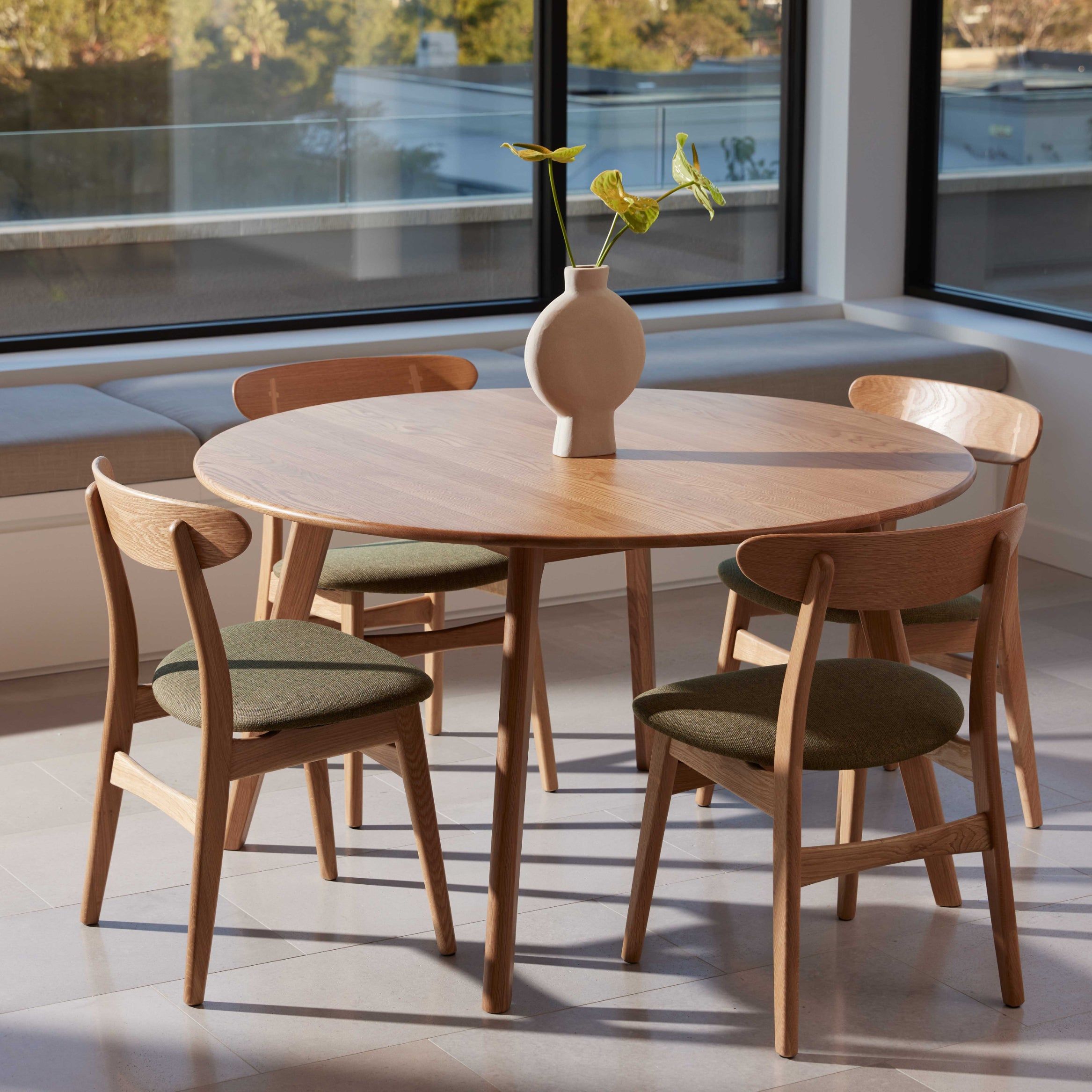 Essential Kitchen Furniture: Table and Chairs for a Functional and Stylish Space