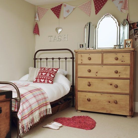 Innovative Teenage Girls Bedroom Ideas for Compact Spaces