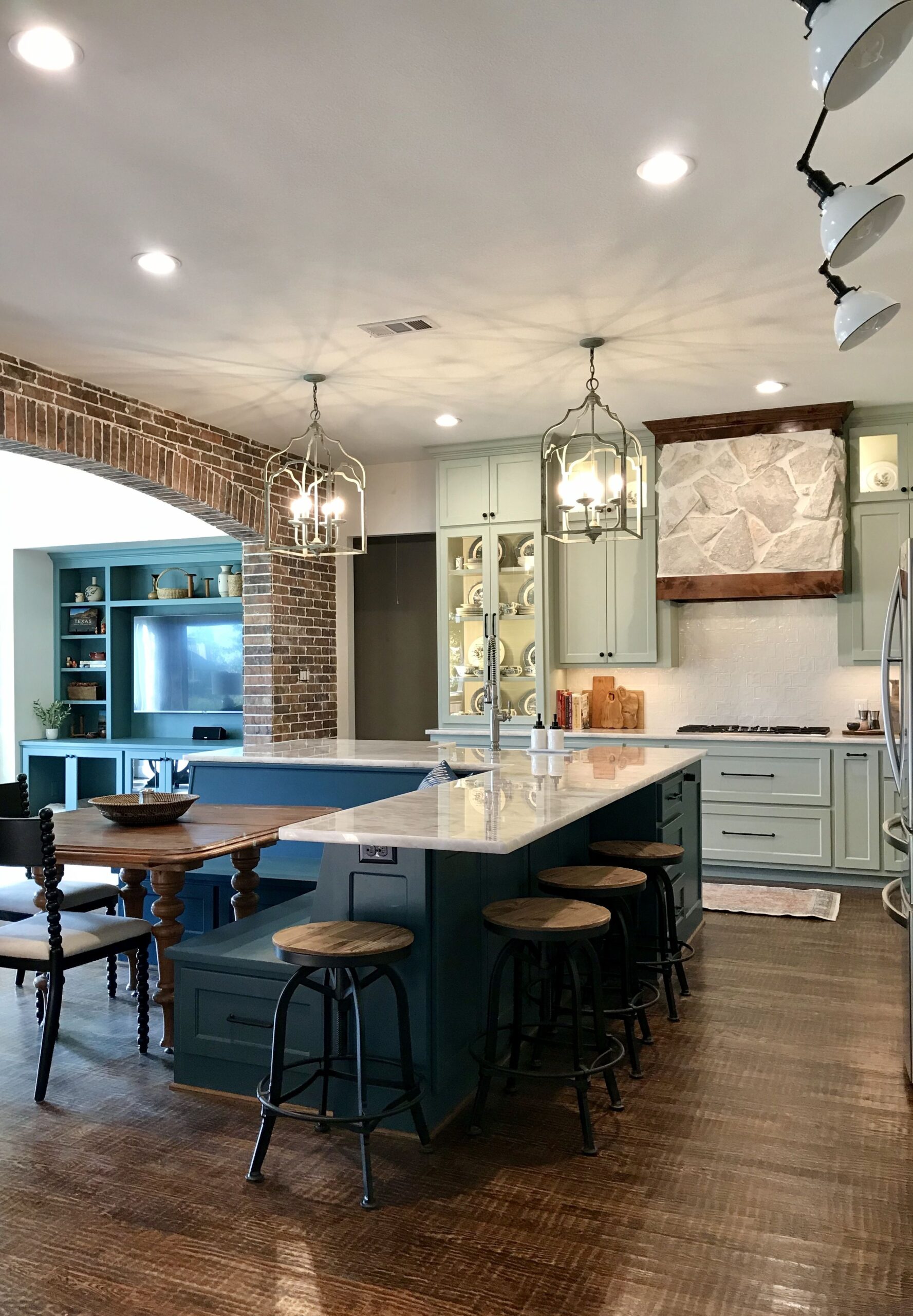 Kitchen Island Designs with Seating for Four: The Perfect Solution for Family Gatherings