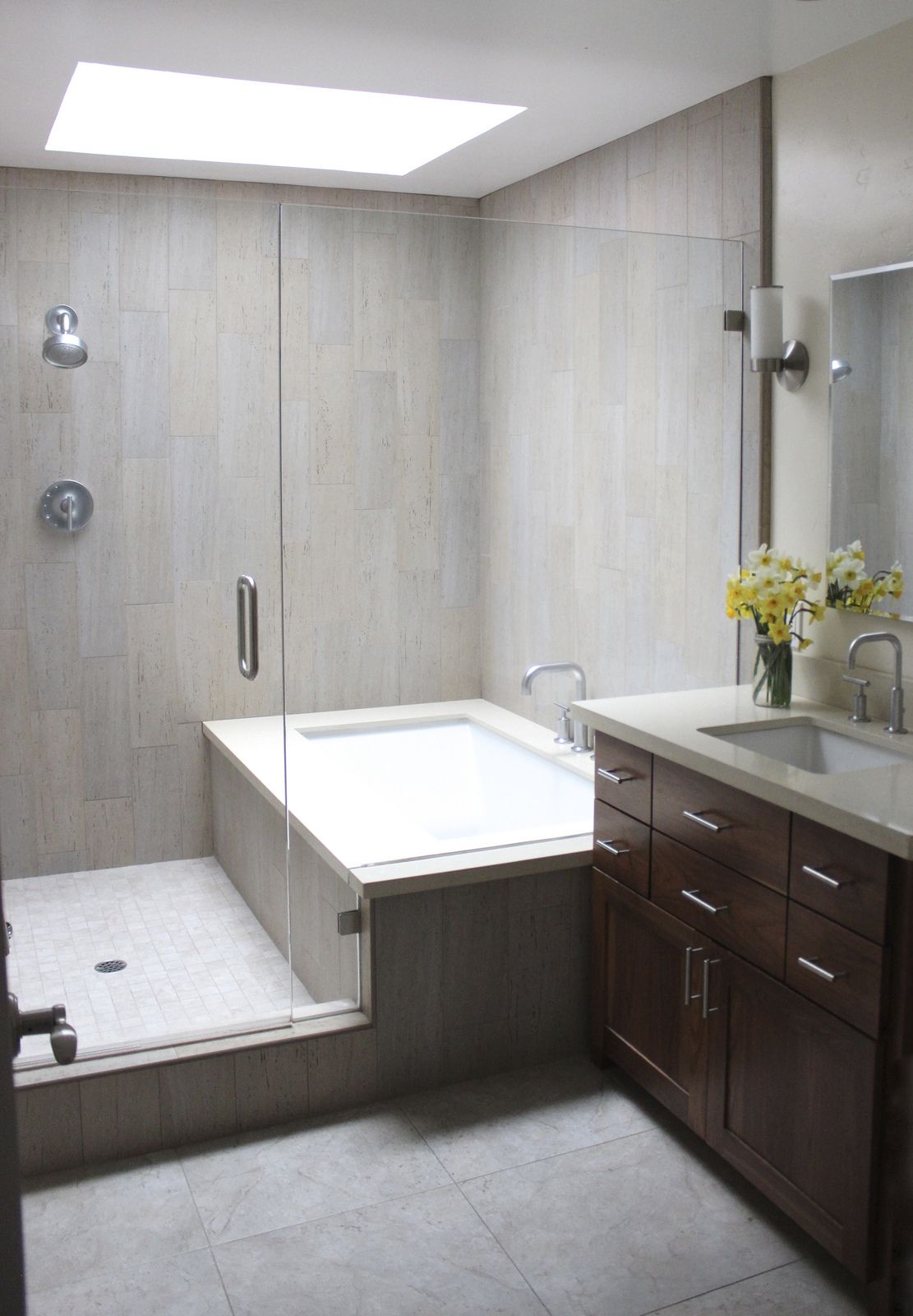 Maximizing Space: Stylish Bathroom Design Incorporating Both Tub and Shower