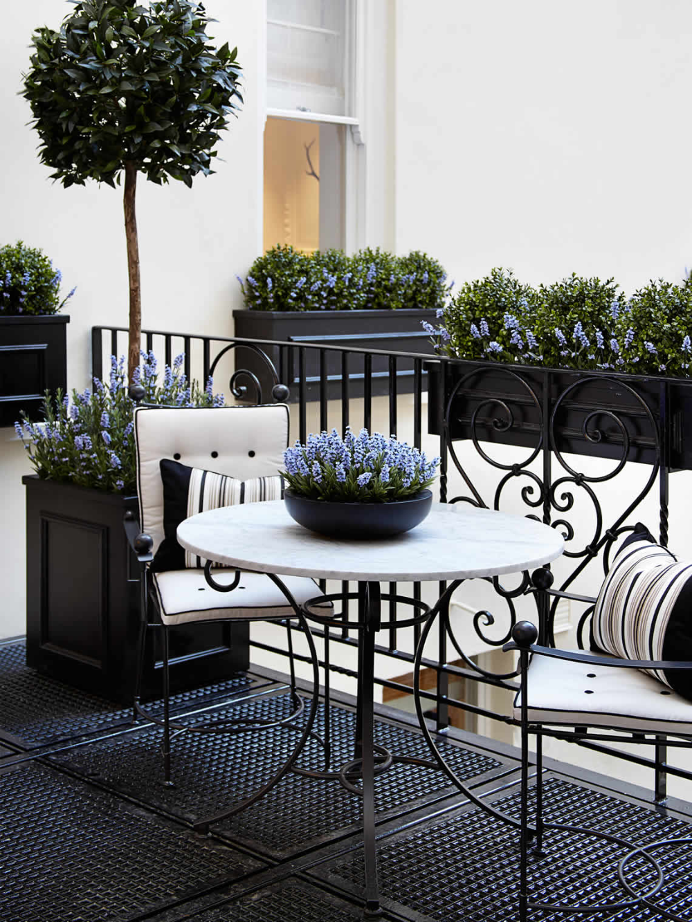 Stylish Outdoor Dining: The Perfect Garden Table and Chairs Set for Your Space