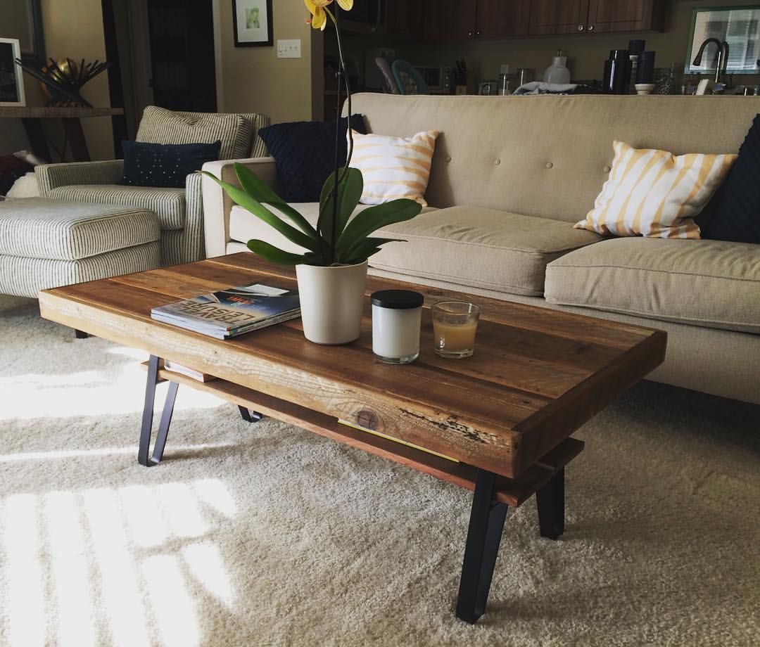 Stylish Reclaimed Wood Coffee Table with Sleek Metal Legs: The Perfect Blend of Rustic and Modern