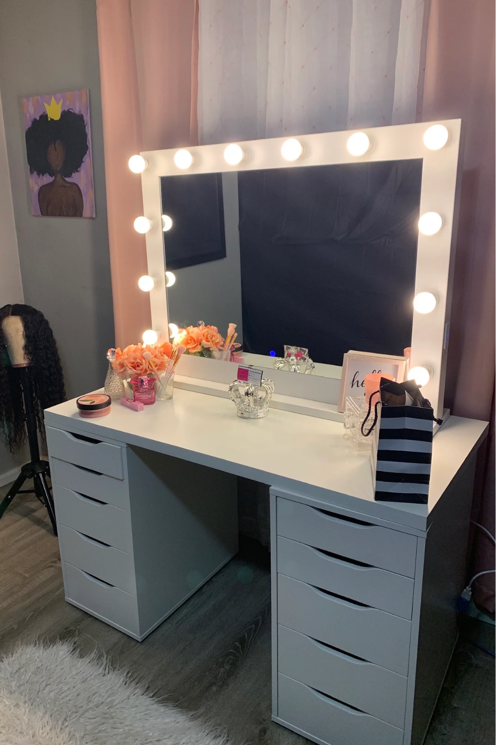 The Ultimate Vanity Desk: Illuminated Mirror for Flawless Makeup Application