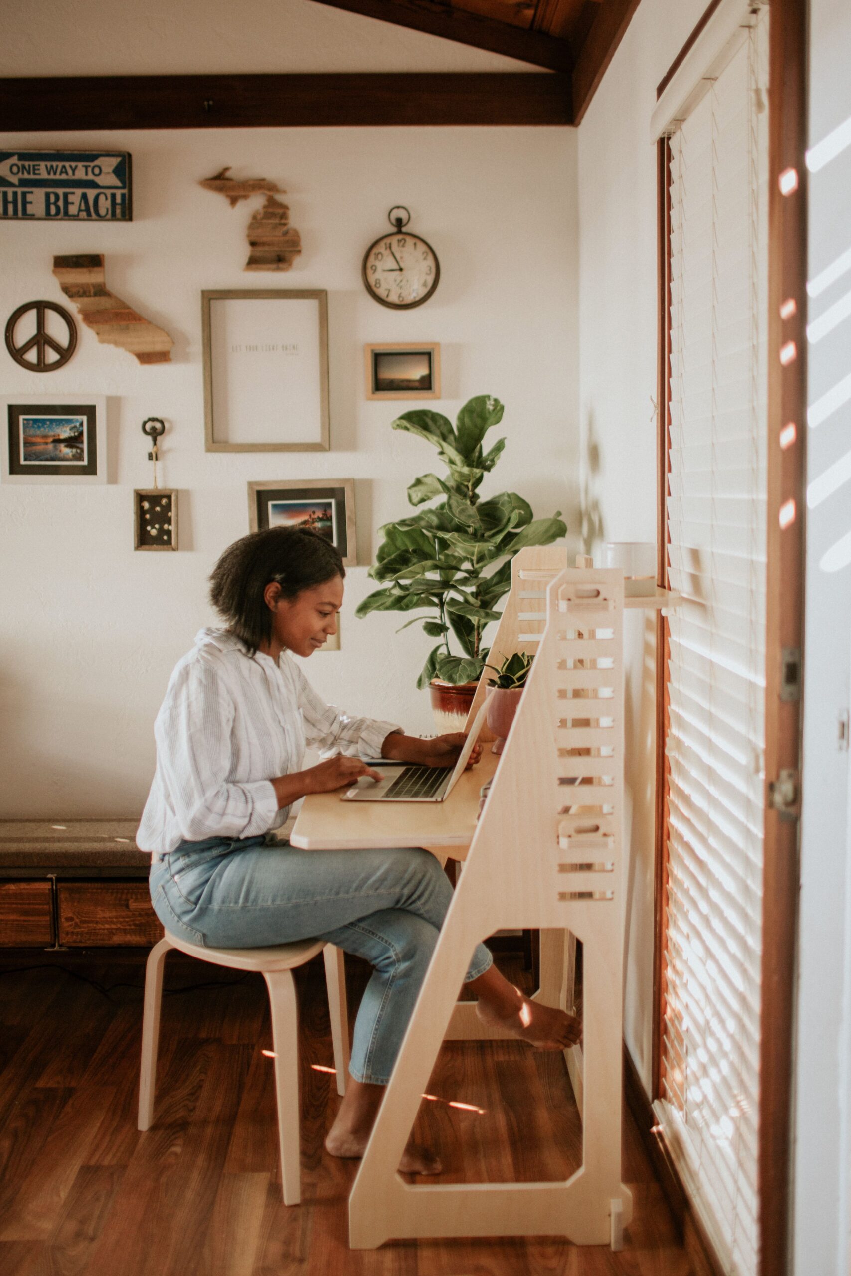 The Versatility of Height-Adjustable Office Desks